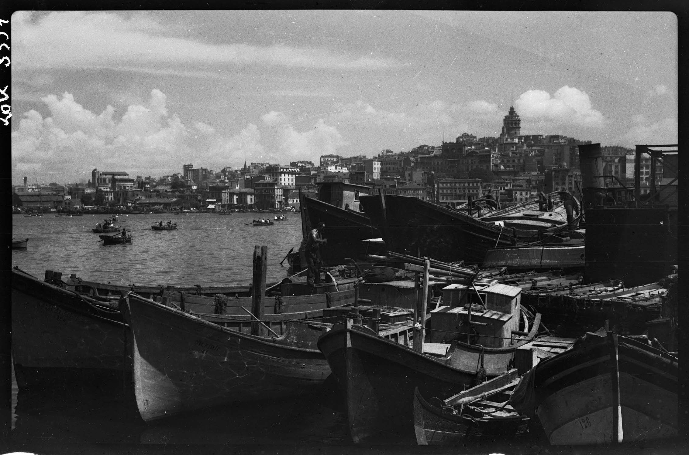 Vue d'ensemble, avec la tour de Galata au second plan